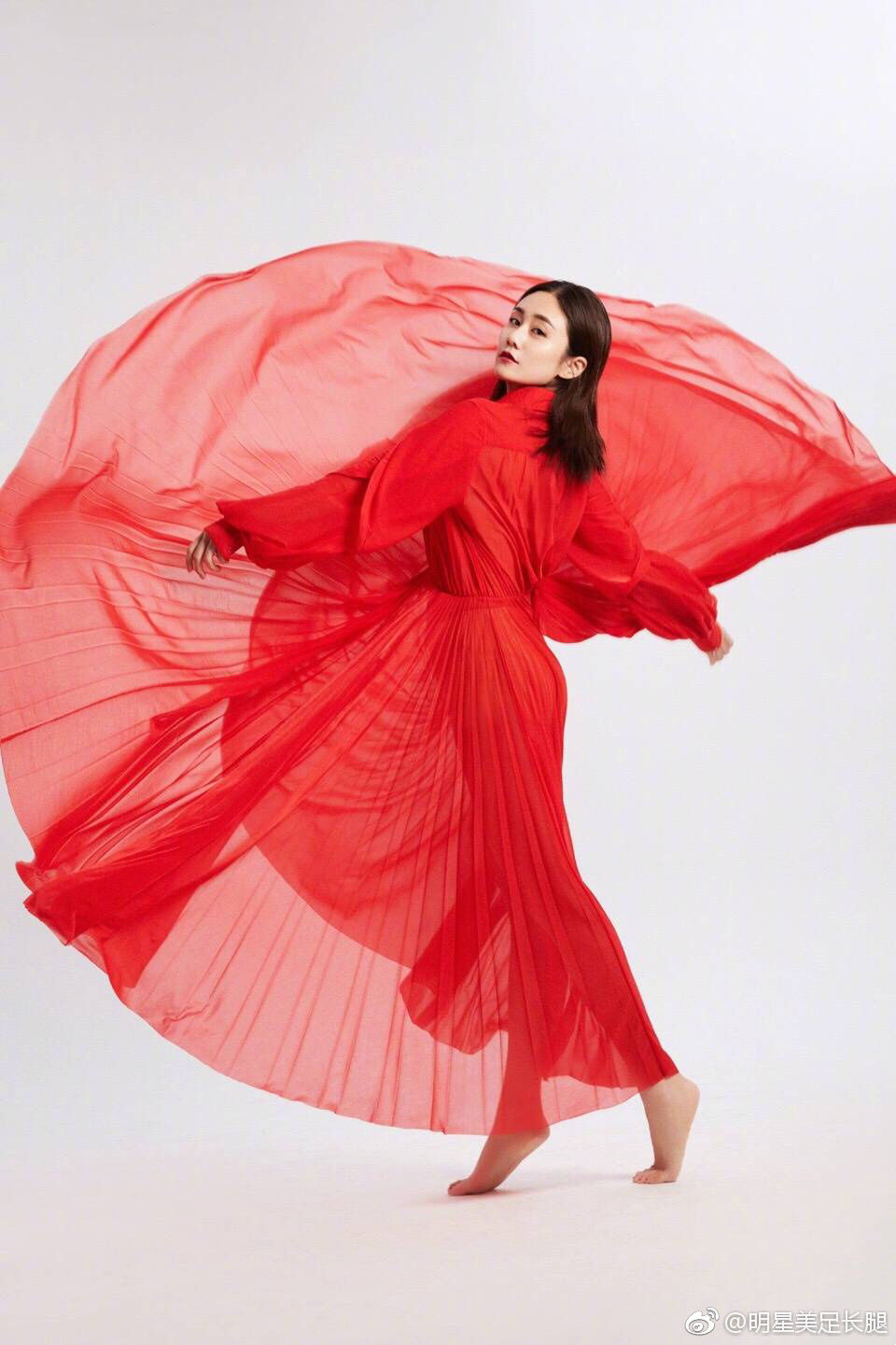 刘芸最新性感写真，一双美腿还光着脚网友;我只注意白嫩美脚丫