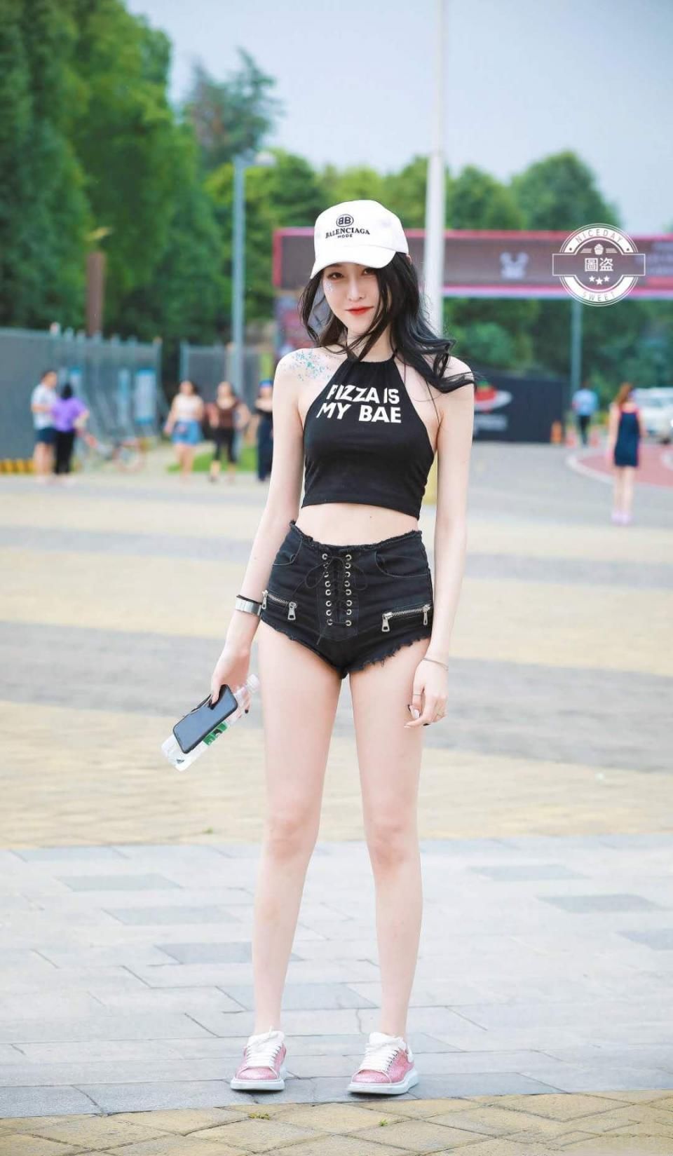 街拍:身材高挑美女,藏蓝色深V连衣裙,显瘦又透漏性感小心机!