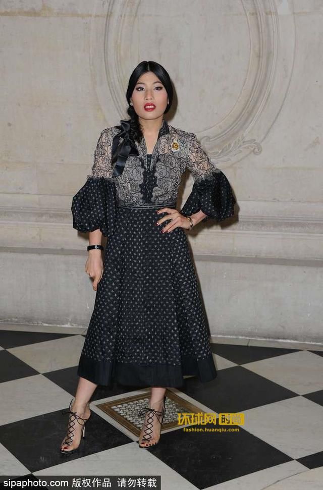 看腻了美颜大长腿 这位混时尚圈的泰国公主也算画风奇特了