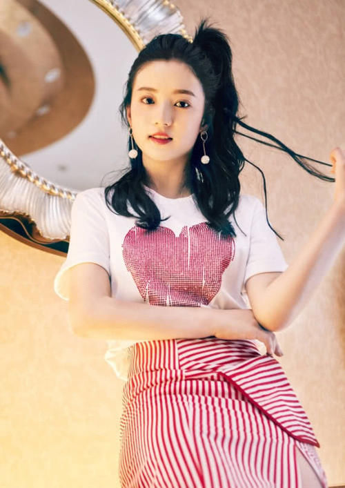 她是新人却在《扶摇》顶替张含韵，被杨幂捧成第二个热巴，穿搭气