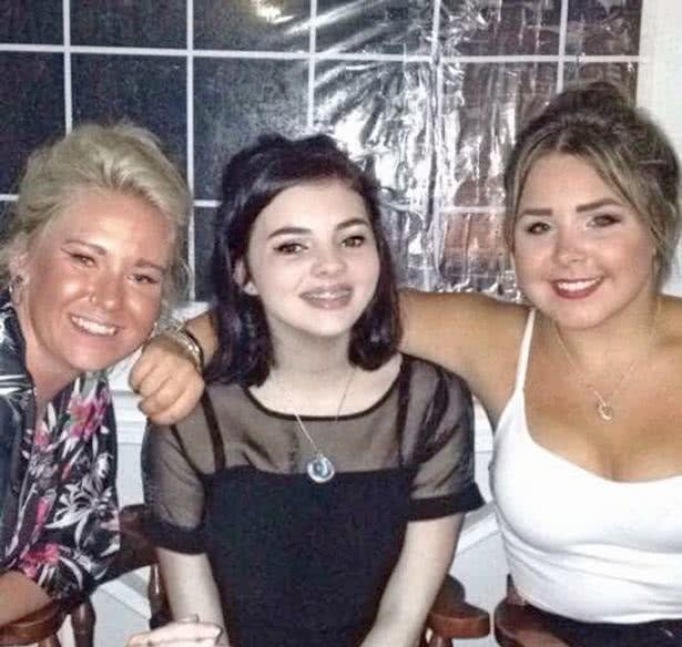 为穿伴娘服女孩吃了40多种泻药，每天几乎不吃饭终于瘦成枯骨