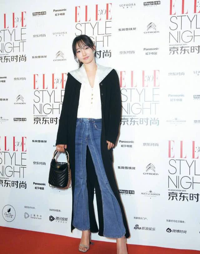 白百何久违亮相，大衣+喇叭裤气场十足，网友:手上的戒指亮了!