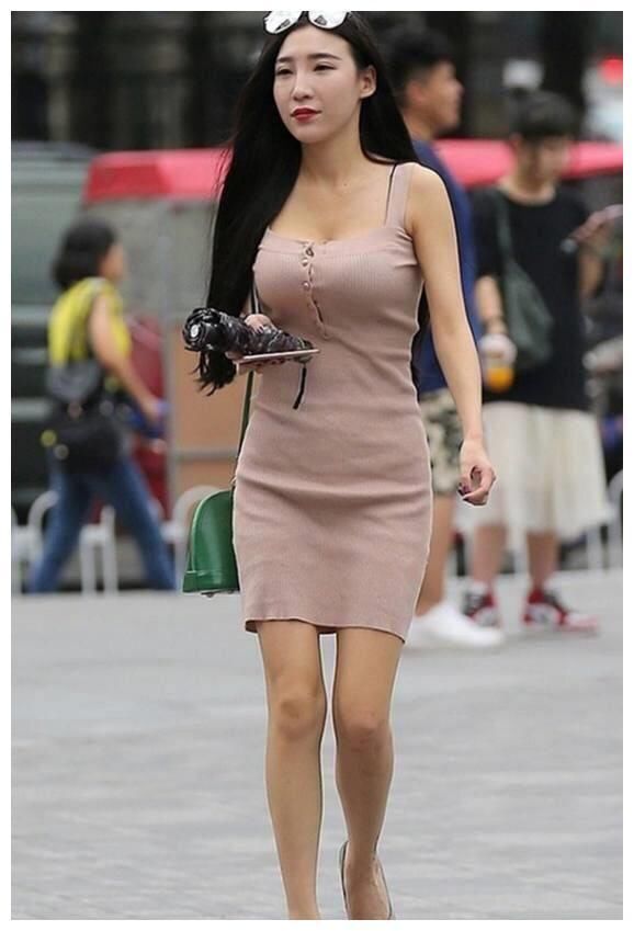 街拍：图1修长美腿，图2性感傲人的上围，图3曼妙身姿！