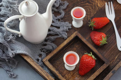  「草莓」草莓酒好喝有窍门，老妈30多年的秘方，滴滴香醇，解春困就靠它了