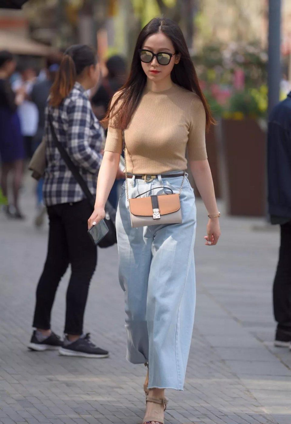 街拍：身材丰满珠圆玉润说不尽的优雅美盈盈走来体态性感的美女