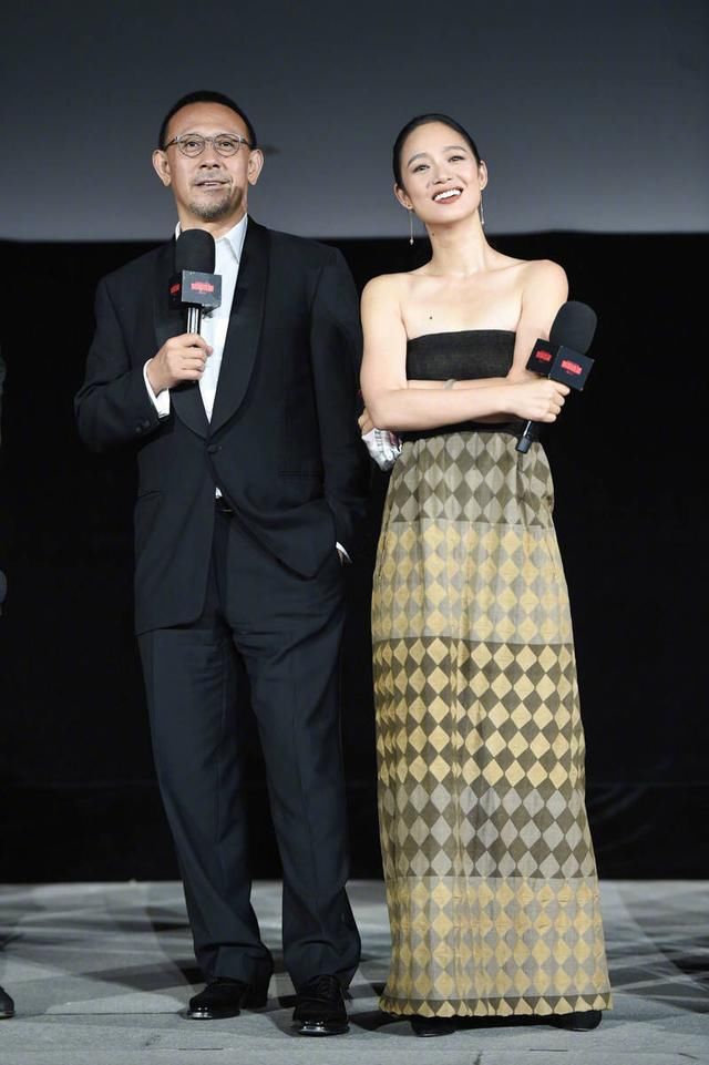 姜文妻子周韵换上抹胸裙之后,气质简直开挂,美到窒息