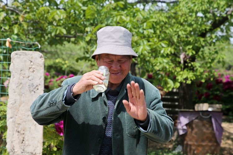 『欣赏牡丹花』71岁农民耗时40年家门口建牡丹园,1株镇园之宝10万不卖,啥样子