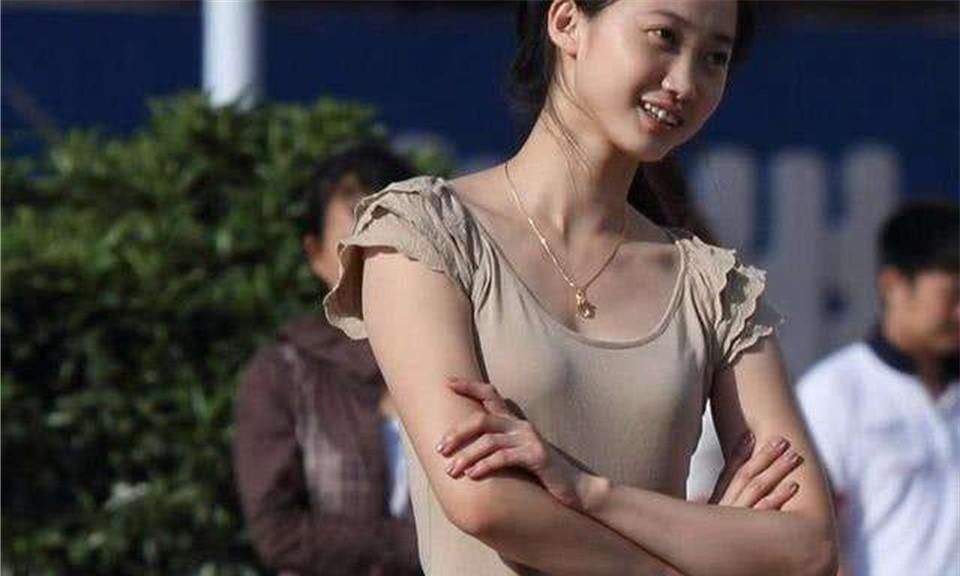  「第一次」日本美女第一次来中国，看到街边女孩不解：为何她们