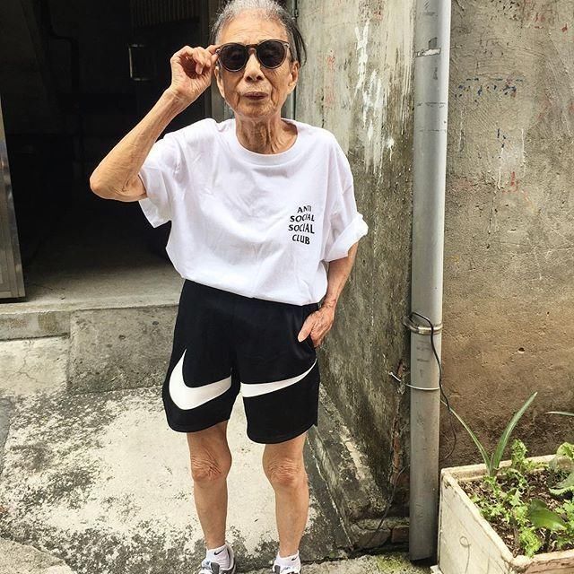 90岁奶奶的日常穿搭,这搭配吴亦凡看了都沉默,真是活到老潮到老