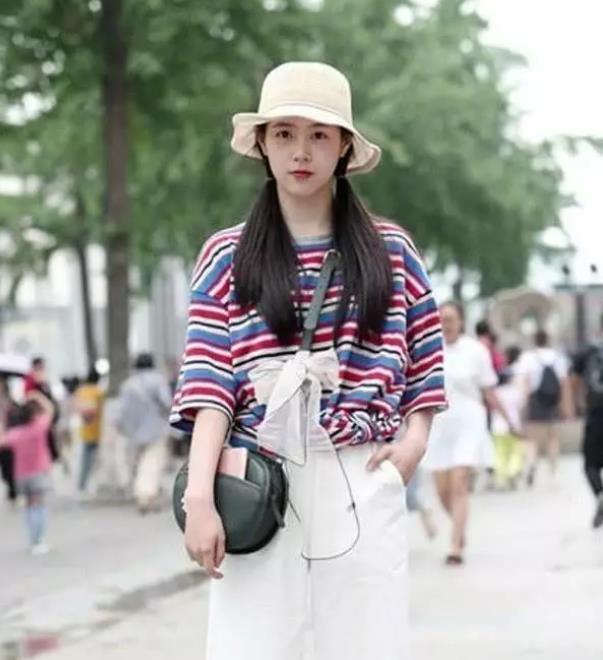 美女■头上架一副太阳镜的美女,简洁的背心搭配热裤,帅气大方很显腿长