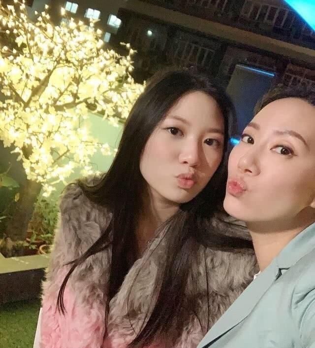  照片中：甄子丹16岁女儿晒近照，短吊带小蛮腰实力抢镜，却被指穿着太显老