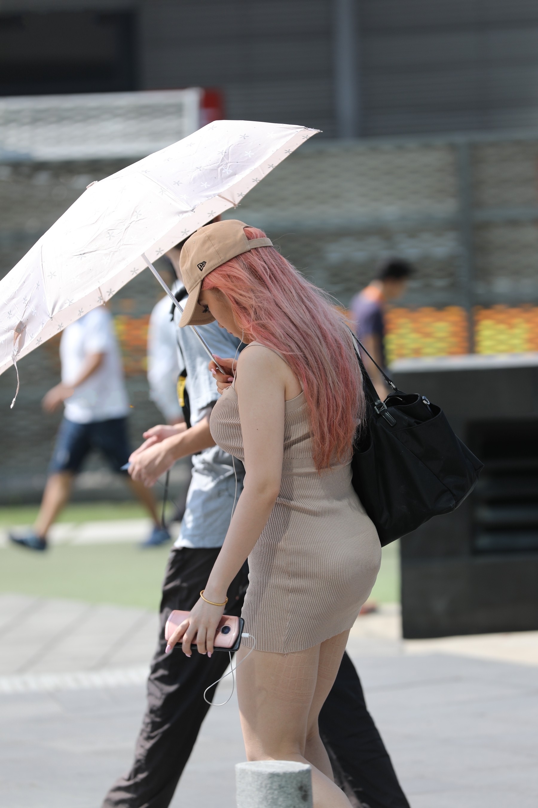 小姐姐连衣包臀裙，一顶遮阳伞让人不敢靠近