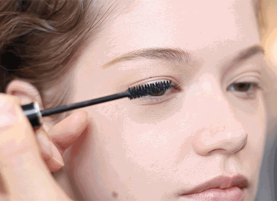 周冬雨刘诗诗能撩倒那么多男神，都是因为这款神奇的“绿叶眼妆”