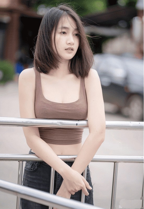 『韵味』街拍:清纯的女大学生真会穿,背心上衣尽显韵味,让人心动不已吧?