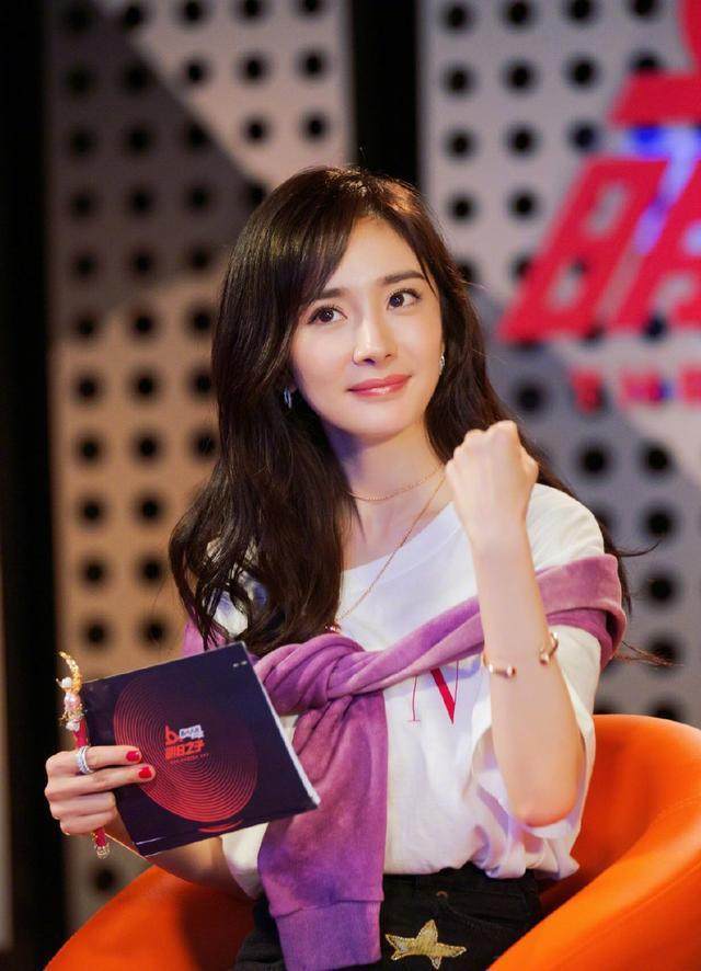 杨幂真的是太大胆了! 穿的超短裙还还故意张开双腿 网友: 都快把