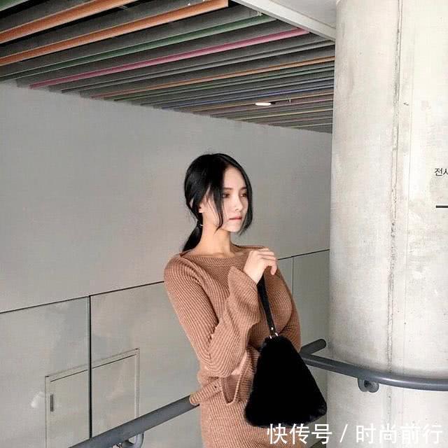 街拍：小姐姐一件针织包臀裙，更显小女人的娇羞！