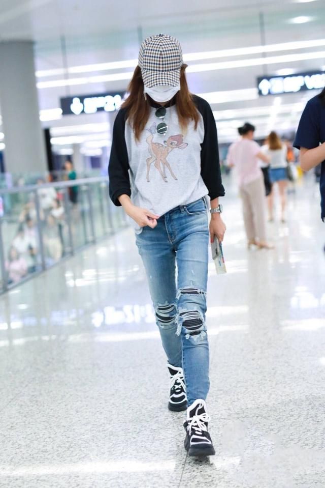赵薇穿破洞牛仔配厚重“休闲鞋”现身，造型随性又随意毫无时尚感