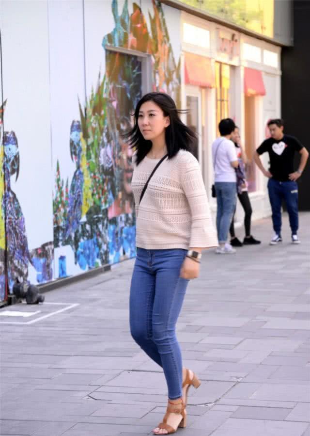  『美女』牛仔裤展现时尚活力的气息, 简约清爽又落落大方的感觉