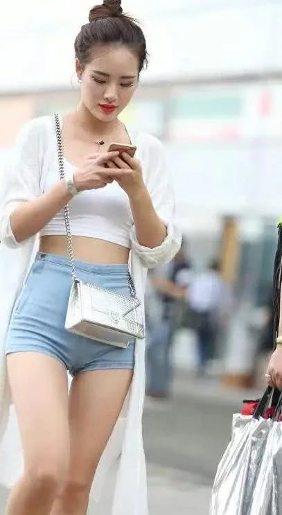 气质小姐姐丸子头呆萌可爱，紧身牛仔短裤绷出完美臀线