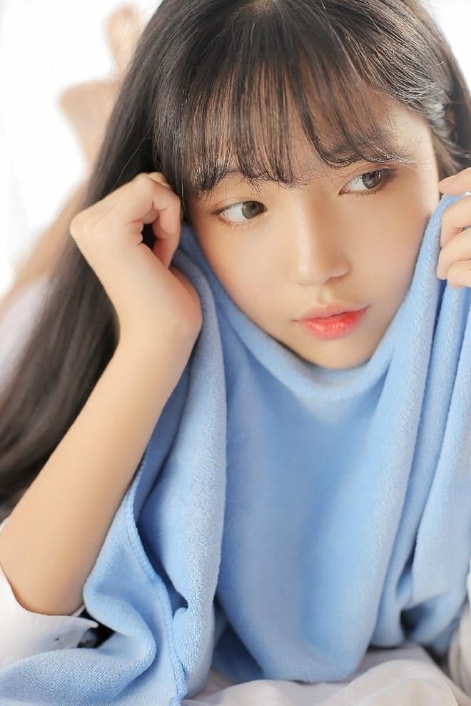 大胸美眉丰满妩媚童颜巨乳吊带诱人私房写真