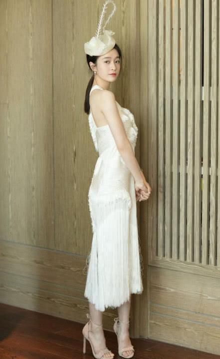 女明星的高跟鞋，杨幂脚和地面成90度，赵丽颖被甩几条街！