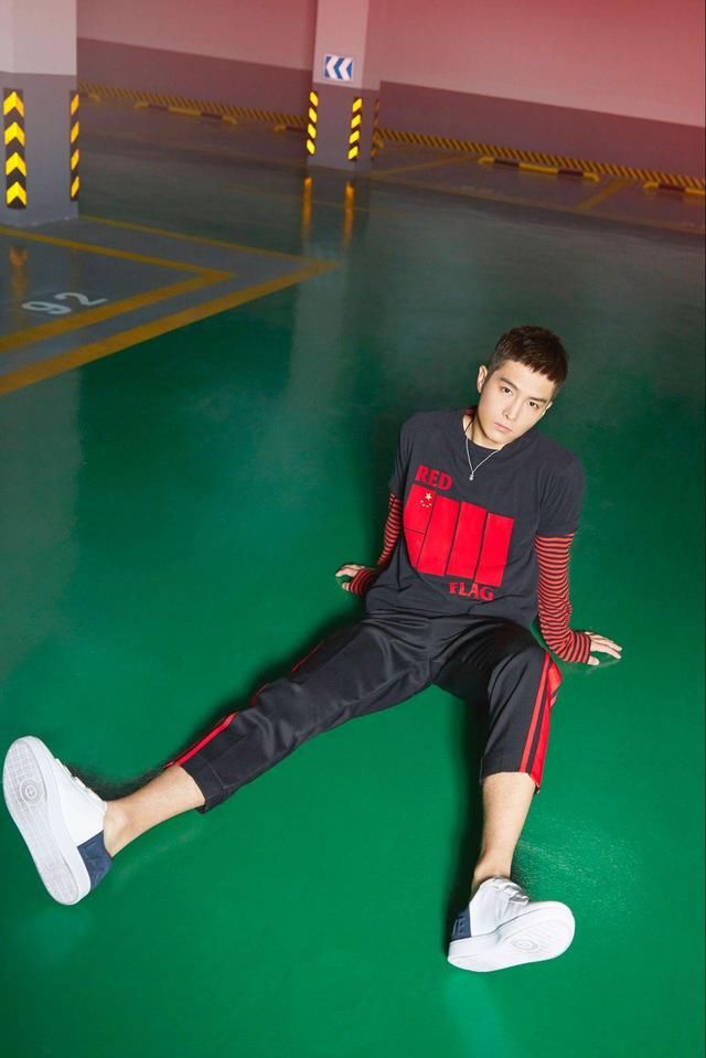 一看盛一伦的范儿就知道，哪都是秀场，阳光少年忒养眼