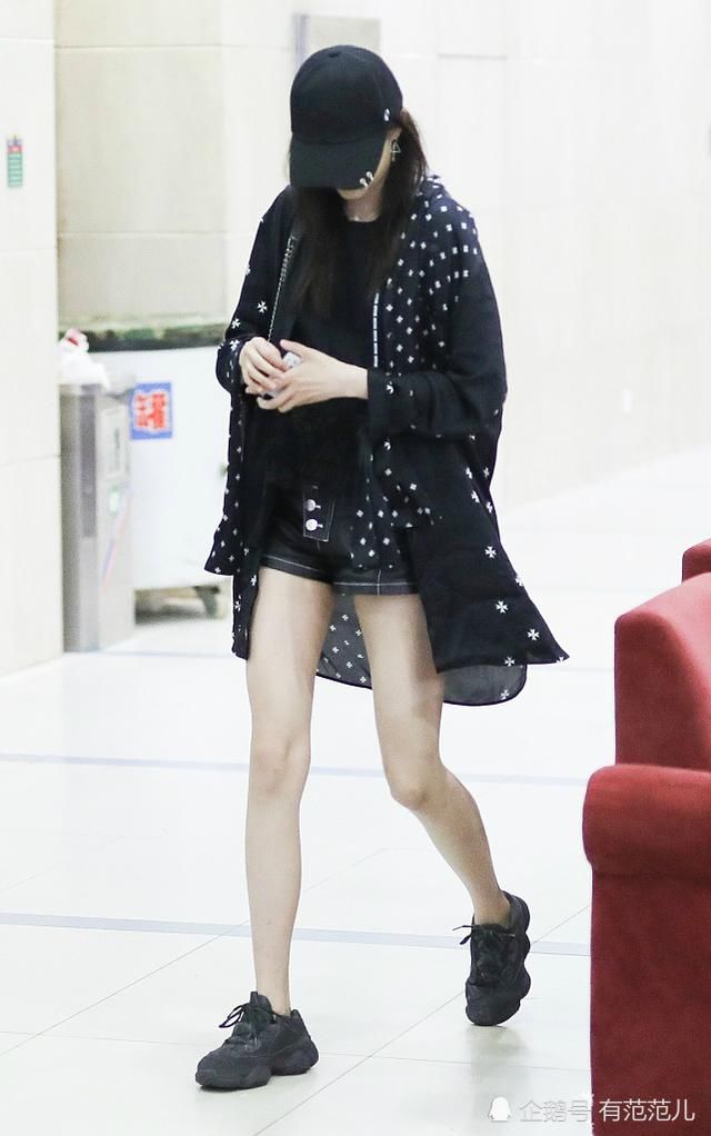 关晓彤私服终于穿短裤，路人镜头下腿更瘦更长，网友：这才叫腿精