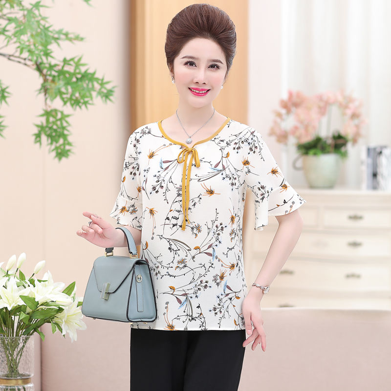 60岁妈妈真会打扮，穿上今年特流行的妈妈装，简直美炸全场