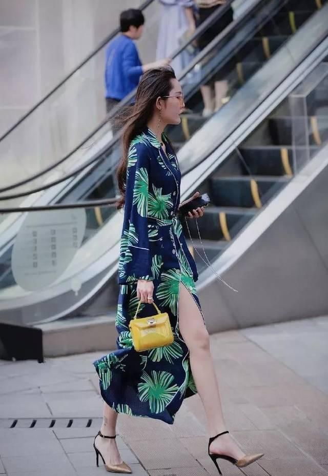 优雅：成熟中更显韵味，短裙搭配高跟鞋