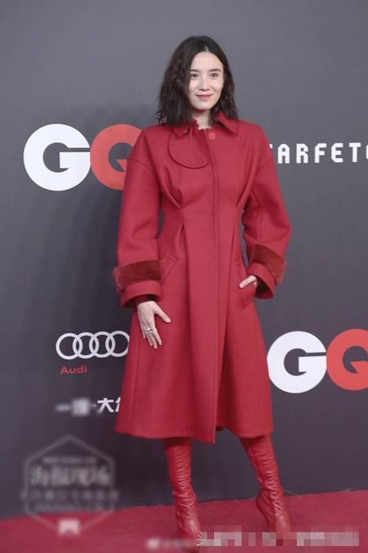 宋佳一身大红色走红毯，网友:终于见识了行走的“麻辣小龙虾”