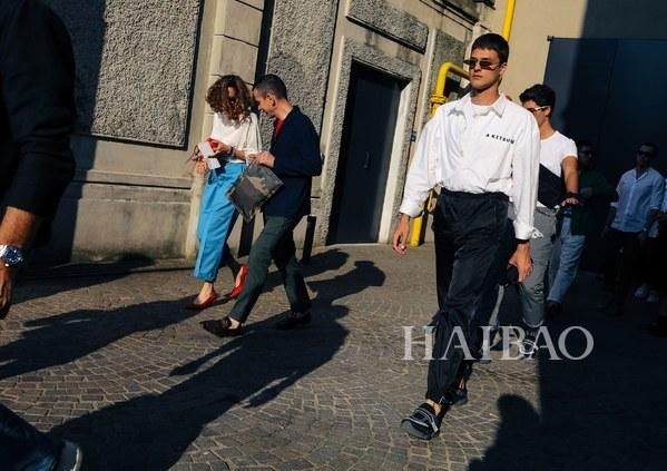 男生夏日扮酷指南！男装周型人秀场外街拍来示范：爱美不分性别，