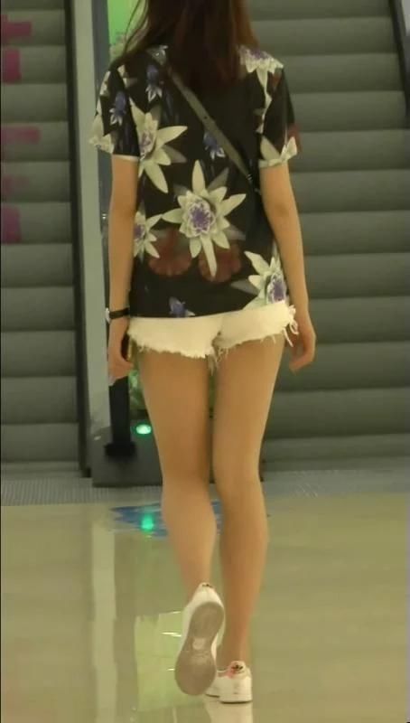 街拍:极品身材的高冷美女，真的好有气质