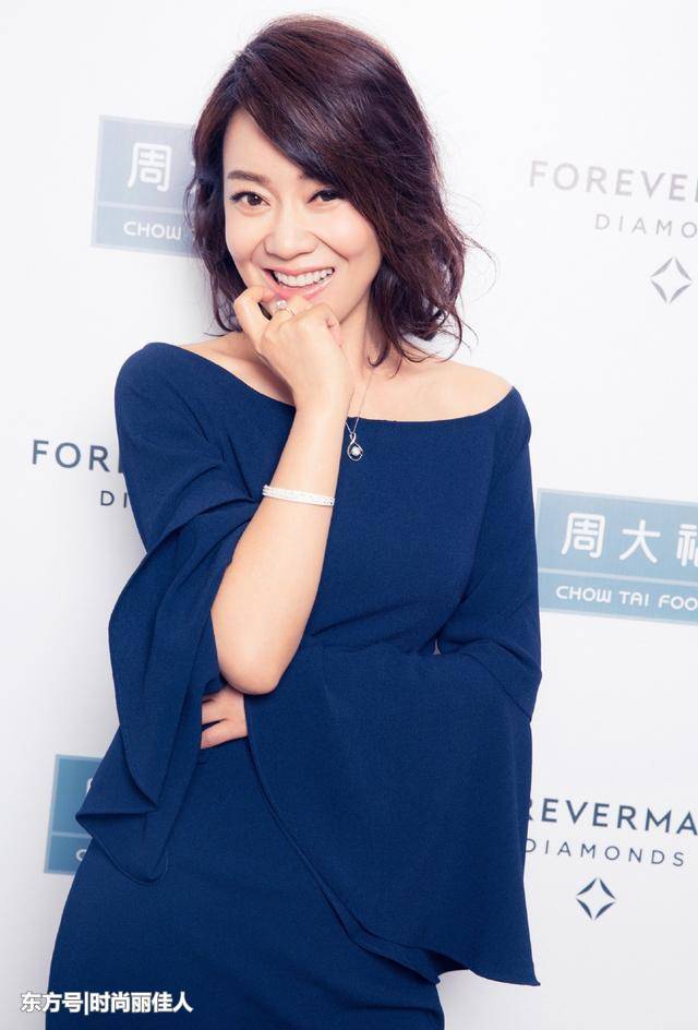 46岁闫妮也太会穿了，小黑裤露马甲线，网友：她是真嫩不是装嫩