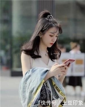 富有|街拍:富有活力的小姐姐,秀出青春活力范,哪一位最美