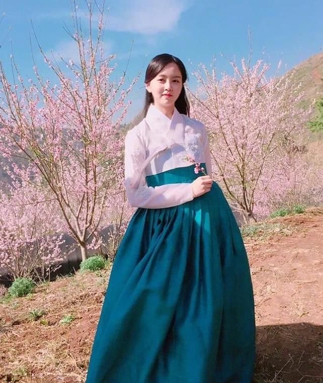 她8岁出道，13岁就获奖无数，气质甜美到齁！