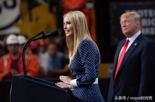 37岁伊万卡好时尚，喜欢穿裙子走楼梯，真看不出她已生过3个娃