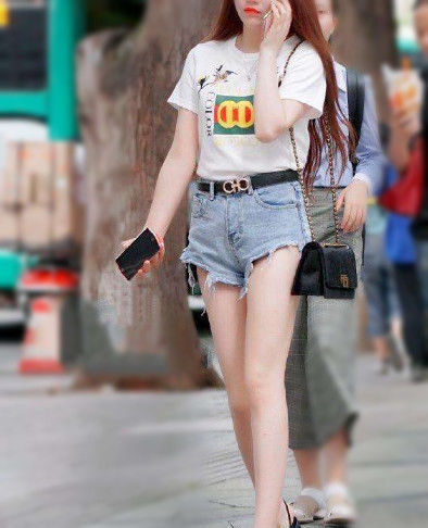  [妩媚]街拍妩媚的美女,身穿紧身裙搭配显美腿,性感魅力十足