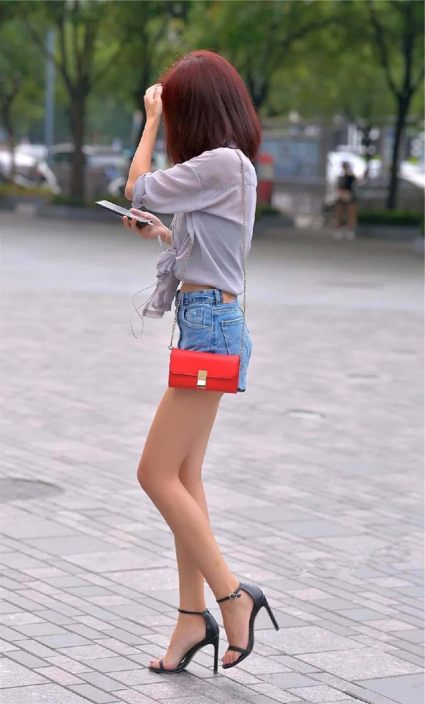 气质小姐姐性感透视装营造朦胧美感，小麦色筷子美腿看点十足