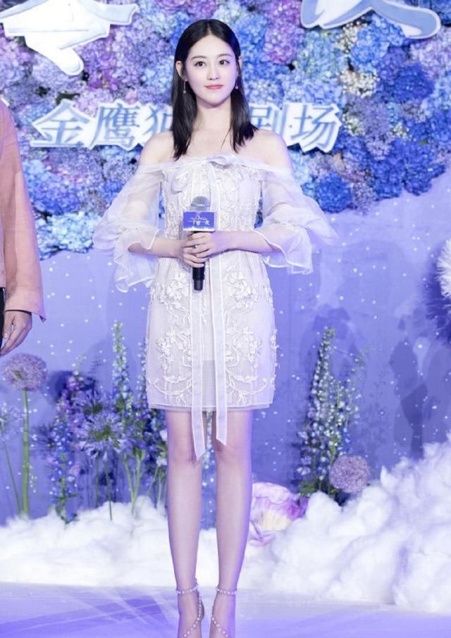 杨幂旗下祝绪丹最近被捧得很火啊，居然敢跟热巴比，看穿搭谁更美