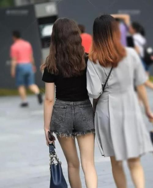  面带微笑@街拍：面带微笑的小姐姐，一条白色的连衣裙，时尚曼妙好身姿