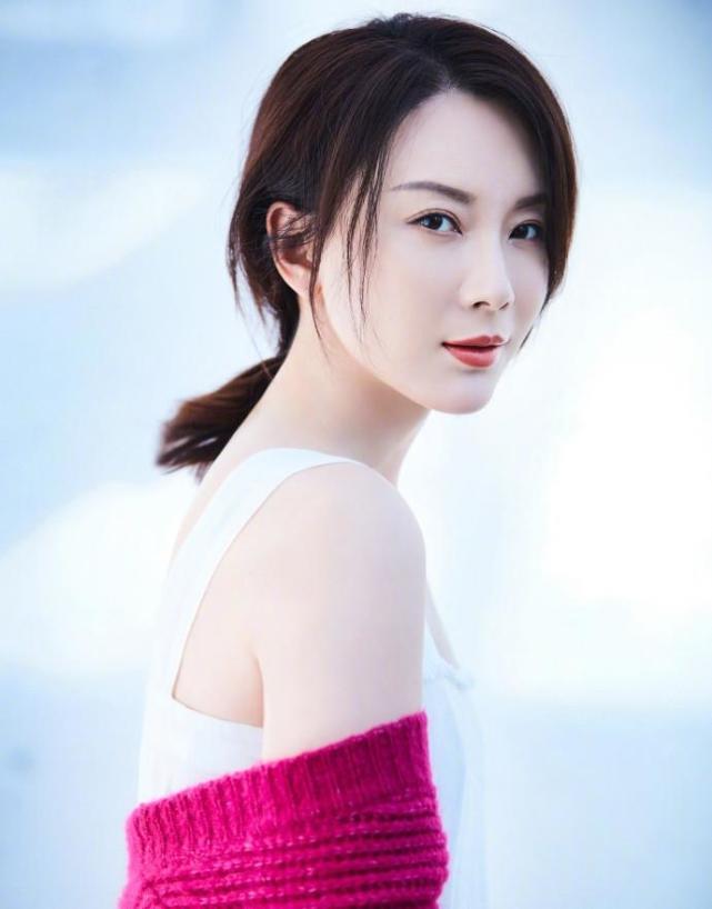 陈数的最美身材照，图三干练十足，图四让我看了莫名心跳加速