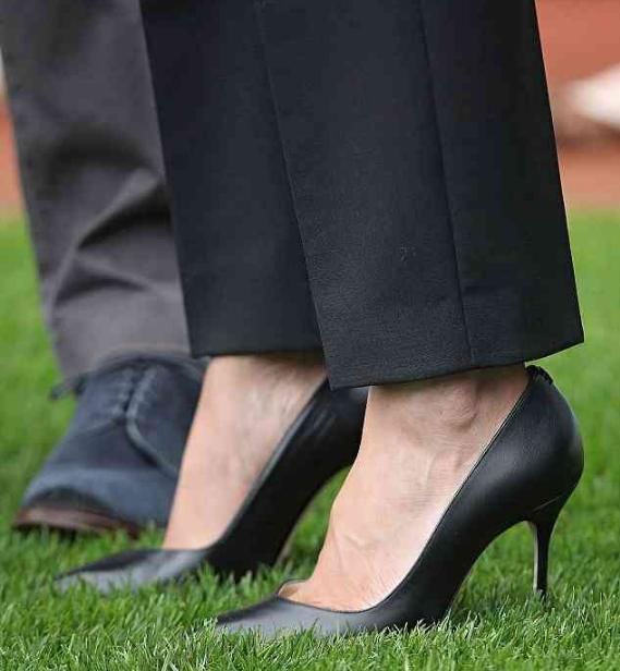 凯特王妃常穿运动鞋,而梅根一直穿高跟鞋,梅根为了缩小身高差!