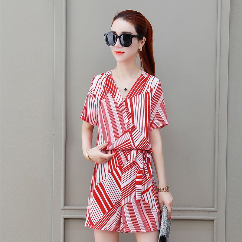 夏天没人穿黑丝袜,但穿上包臀连体裤,走路一抖一抖的,忍不住看