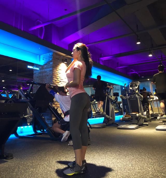 高颜值健身女神,窈窕身材,穿什么都好看