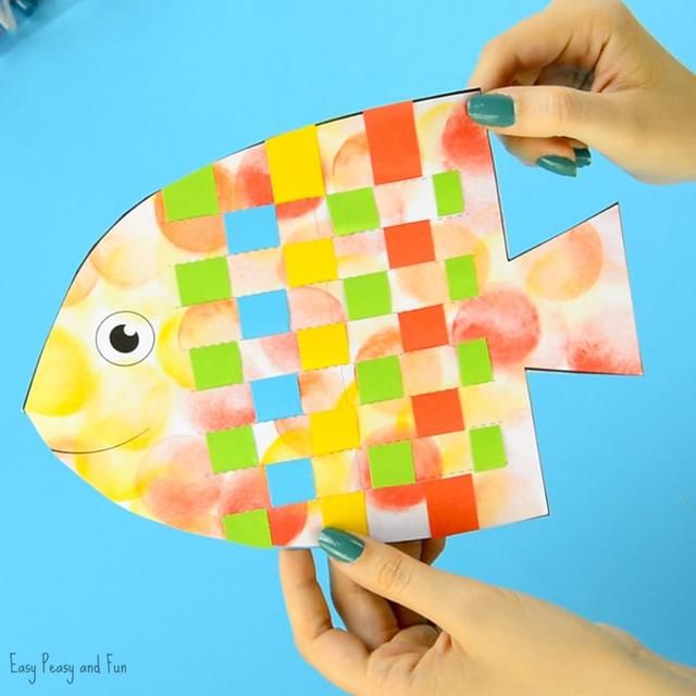 幼儿园亲子早教手工:卡纸编织彩色小鱼,锻炼孩
