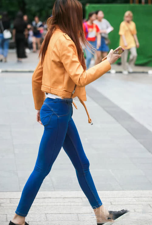 时尚辣妈丰腴大象腿紧致有力，紧身裤裹出肥硕臀线，边走边打哈欠