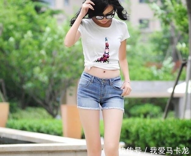  「美女」青春气息的牛仔裤美女, 秀出完美大长腿, 显得很有活力!