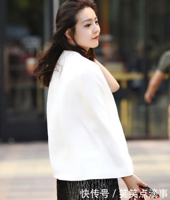  『完美』街拍美女：身材、颜值完美的小姐姐，牛仔裤美丽动人，魅力十足！