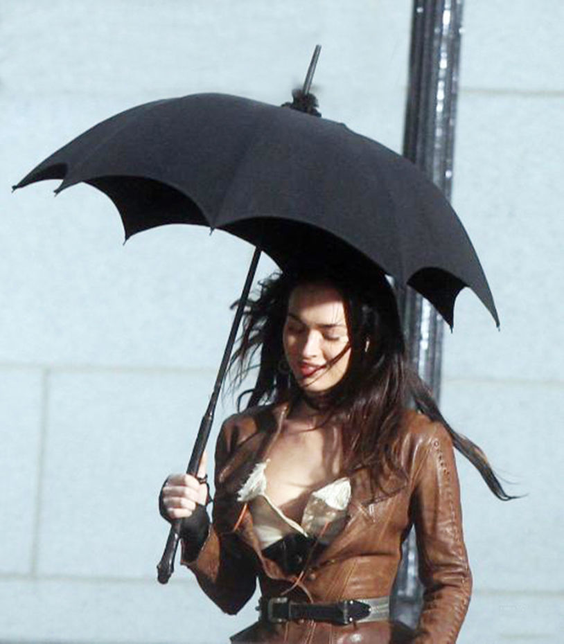 街拍:低头的美女没看你--是在想你吗?