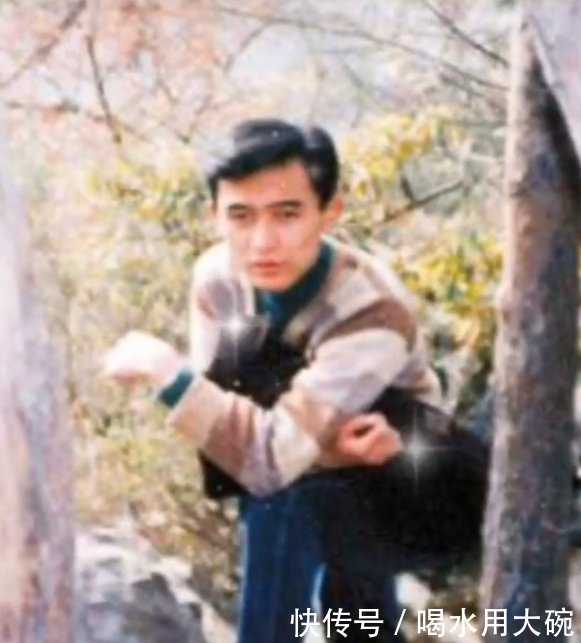  『超高』孟非晒年轻时旧照，头发浓密颜值超高，和如今的光头大叔判若两人